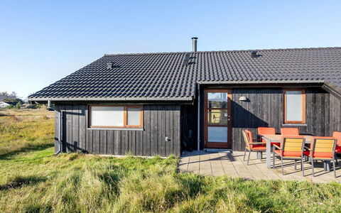 Finna - 1Km from the Sea: Møbel, Indretning, Gulvbelægning, Træ, Etage, Loft, Trægulve, Stol, Bord, Belysning