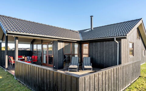 Finna - 1Km from the Sea: Møbel, Indretning, Gulvbelægning, Træ, Etage, Loft, Trægulve, Stol, Bord, Belysning