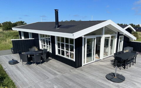 Halsten - 551M from the Sea: Blå, Busk, Sommerhus, Bunddække, Have, Estate, Skygge, Landscaping, Stuehus, Eco Hotel