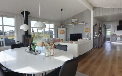 Halsten - 551M from the Sea: Blå, Busk, Sommerhus, Bunddække, Have, Estate, Skygge, Landscaping, Stuehus, Eco Hotel