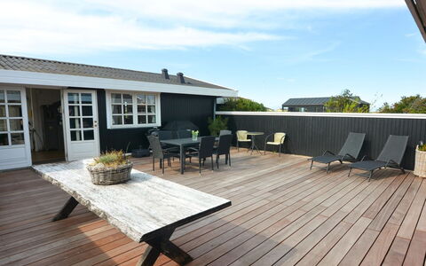 Halsten - 551M from the Sea: Blå, Busk, Sommerhus, Bunddække, Have, Estate, Skygge, Landscaping, Stuehus, Eco Hotel