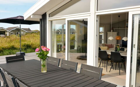 Halsten - 551M from the Sea: Blå, Busk, Sommerhus, Bunddække, Have, Estate, Skygge, Landscaping, Stuehus, Eco Hotel