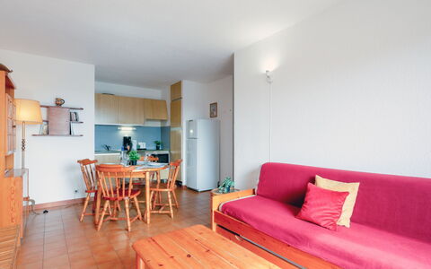 Les Pins Ensoleilles: Møbel, Couch, Bord, Bygning, Træ, Indretning, Gulvbelægning, Etage, Stue, Komfort