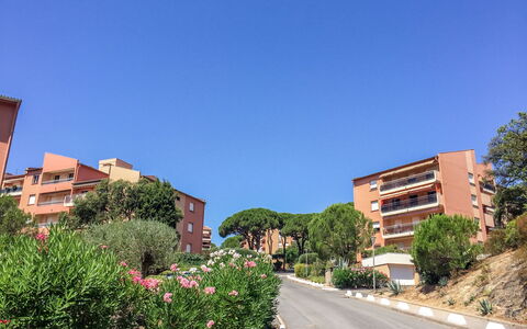 Les Pins Ensoleilles: Plante, Himmel, Bygning, Daytime, Ejendom, Blomst, Azure, Træ, Land Lot, Urban Design