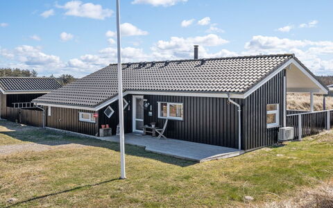 Caro - 807M from the Sea: Møbel, Indretning, Gulvbelægning, Træ, Etage, Loft, Trægulve, Stol, Bord, Belysning