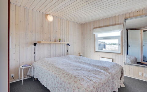 Caro - 807M from the Sea: Møbel, Indretning, Gulvbelægning, Træ, Etage, Loft, Trægulve, Stol, Bord, Belysning