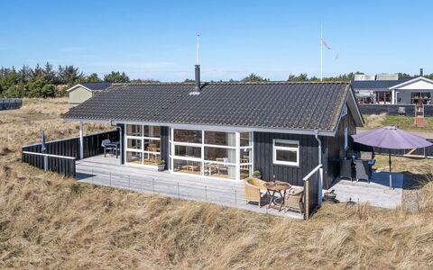 Caro - 807M from the Sea: Møbel, Indretning, Gulvbelægning, Træ, Etage, Loft, Trægulve, Stol, Bord, Belysning