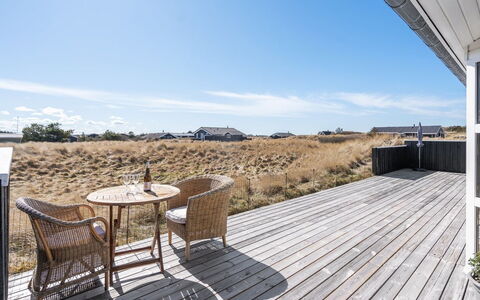 Caro - 807M from the Sea: Møbel, Indretning, Gulvbelægning, Træ, Etage, Loft, Trægulve, Stol, Bord, Belysning