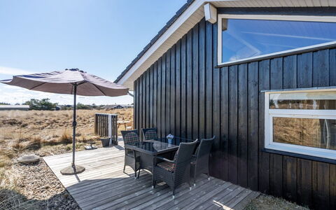 Caro - 807M from the Sea: Møbel, Indretning, Gulvbelægning, Træ, Etage, Loft, Trægulve, Stol, Bord, Belysning
