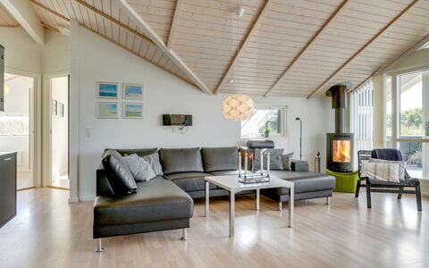 Aria - 1.2Km from the Sea: Indretning, Møbel, Couch, Gulvbelægning, Stue, Træ, Etage, Loft, Trægulve, Belysning