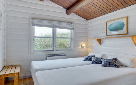 Thrym - 900M from the Sea: Træ, Loft, Hårdttræ, Planke, Soveværelse, Seng, Trægulve, Sengetøj, Bejdse, Bed Frame