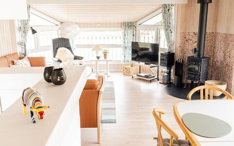 Mila - 750M from the Sea: Møbel, Indretning, Træ, Gulvbelægning, Loft, Etage, Stue, Værelse, Belysning, Hjem