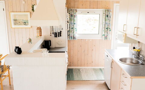 Mila - 750M from the Sea: Møbel, Træ, Indretning, Gulvbelægning, Køkken, Countertop, Etage, Cabinetry, Loft, Værelse