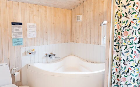 Mila - 750M from the Sea: Indretning, Gulvbelægning, Sanitærarmatur, Etage, Badeværelse, Textile, Badekar, Loft, Belysning, Værelse