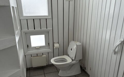 Ilmo - 950M from the Sea: Toiletbræt, Toilet, Sanitærarmatur, Gulvbelægning, Badeværelse, Etage, Vvs, Flise