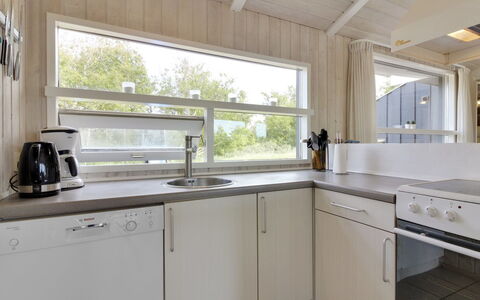 Ilmo - 950M from the Sea: Gulvbelægning, Træ, Indretning, Countertop, Sanitærarmatur, Køkken, Etage, Håndvask, Loft, Tap