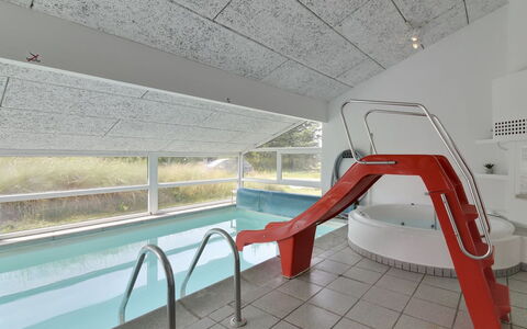 Ilmo - 950M from the Sea: Loft, Dagslys, Svømmepøl, Chute, Attic