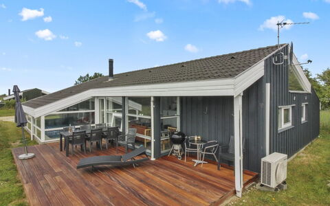 Ilmo - 950M from the Sea: Træ, Tag, Hjem, Sommerhus, Hårdttræ, Skygge, Estate, Sidespor, Veranda, Design