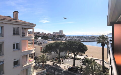 Résidence Azur: Bygning, Himmel, Daytime, Sky, Vand, Vindue, Azure, Træ, Belysning