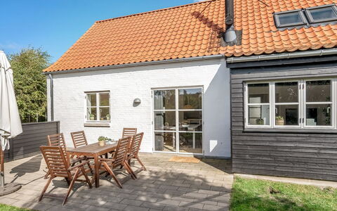 Marijanne - 500M from the Sea: Træ, Tag, Arkitektur, Hjem, Hus, Sommerhus, Sidespor, Hårdttræ, Hældning, Estate