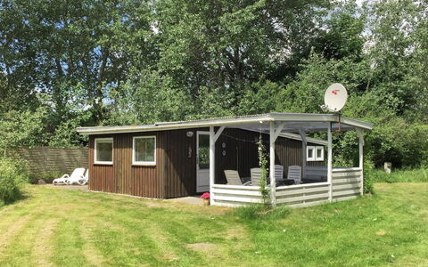 Hennrik - 500M from the Sea: Svømmepøl, Udendørs Møbler, Møbel, Udvej, Flise, Eco Hotel, Skygge, Stol, Fritid, Estate