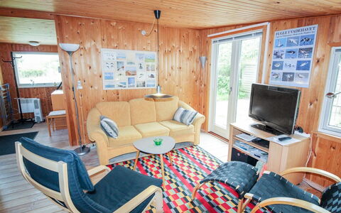 Hennrik - 500M from the Sea: Svømmepøl, Udendørs Møbler, Møbel, Udvej, Flise, Eco Hotel, Skygge, Stol, Fritid, Estate