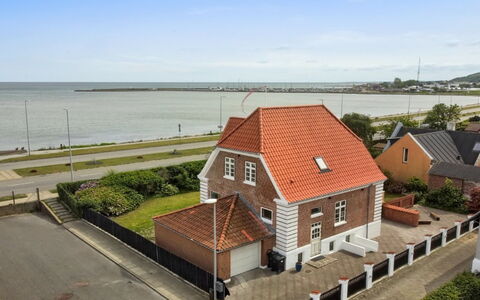Kosara - 50M from the Sea: Indretning, Loft, Lejlighed, Gulvbelægning, Møbel, Etage, Værelse, Belysning, Hjem, Couch
