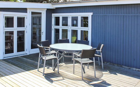 Marlena - 150M from the Sea: Svømmepøl, Udendørs Møbler, Møbel, Udvej, Flise, Eco Hotel, Skygge, Stol, Fritid, Estate