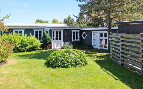 Marlena - 150M from the Sea: Svømmepøl, Udendørs Møbler, Møbel, Udvej, Flise, Eco Hotel, Skygge, Stol, Fritid, Estate