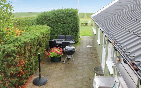 Lilibeth - 300M from the Sea: Svømmepøl, Udendørs Møbler, Møbel, Udvej, Flise, Eco Hotel, Skygge, Stol, Fritid, Estate