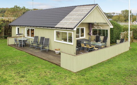 Lilibeth - 300M from the Sea: Svømmepøl, Udendørs Møbler, Møbel, Udvej, Flise, Eco Hotel, Skygge, Stol, Fritid, Estate
