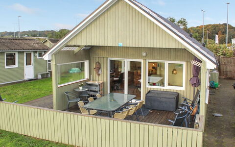 Lilibeth - 300M from the Sea: Svømmepøl, Udendørs Møbler, Møbel, Udvej, Flise, Eco Hotel, Skygge, Stol, Fritid, Estate