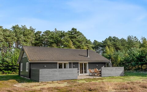 Jurgis - 300M from the Sea: Boligområde, Busk, Hus, Hjem, Have, Estate, Skygge, Landscaping, Lawn