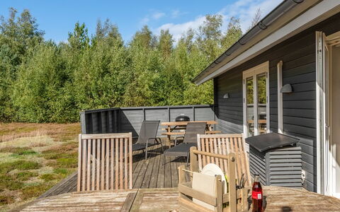 Jurgis - 300M from the Sea: Boligområde, Busk, Hus, Hjem, Have, Estate, Skygge, Landscaping, Lawn