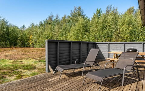 Jurgis - 300M from the Sea: Boligområde, Busk, Hus, Hjem, Have, Estate, Skygge, Landscaping, Lawn