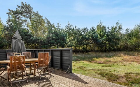 Jurgis - 300M from the Sea: Boligområde, Busk, Hus, Hjem, Have, Estate, Skygge, Landscaping, Lawn