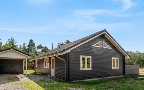 Jurgis - 300M from the Sea: Træ, Hus, Hjem, Sommerhus, Tag, Sidespor, Landdistrikt, Estate, Gård, Indkørsel