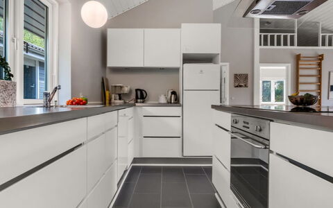 Jurgis - 300M from the Sea: Køkken, Countertop, Køkken Apparat, Indretning, Gulvbelægning, Større Bandage, Cabinetry, Loft, Træ, Etage