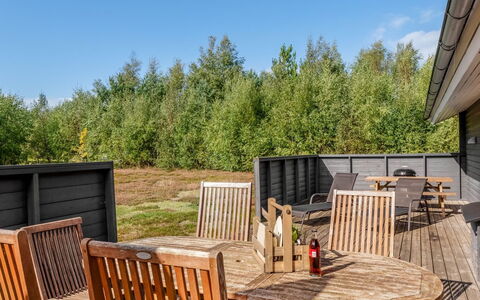 Jurgis - 300M from the Sea: Træ, Møbel, Land Lot, Udendørs Møbler, Udendørs Bord, Hårdttræ, Stol, Backyard, Sommerhus, Have