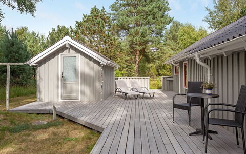 Snari - 400M from the Sea: Svømmepøl, Udendørs Møbler, Møbel, Udvej, Flise, Eco Hotel, Skygge, Stol, Fritid, Estate