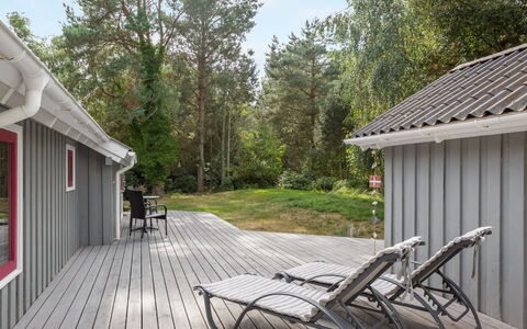 Snari - 400M from the Sea: Svømmepøl, Udendørs Møbler, Møbel, Udvej, Flise, Eco Hotel, Skygge, Stol, Fritid, Estate
