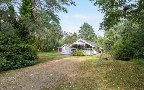 Snari - 400M from the Sea: Svømmepøl, Udendørs Møbler, Møbel, Udvej, Flise, Eco Hotel, Skygge, Stol, Fritid, Estate