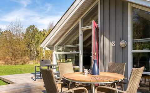 Snari - 400M from the Sea: Svømmepøl, Udendørs Møbler, Møbel, Udvej, Flise, Eco Hotel, Skygge, Stol, Fritid, Estate