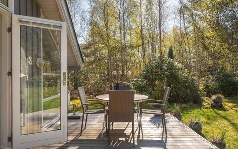 Snari - 400M from the Sea: Svømmepøl, Udendørs Møbler, Møbel, Udvej, Flise, Eco Hotel, Skygge, Stol, Fritid, Estate