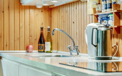Asmod - 300M from the Sea: Træ, Køkken, Countertop, Indretning, Køkken Apparat, Gulvbelægning, Belysning, Cabinetry, Hjem, Sanitærarmatur