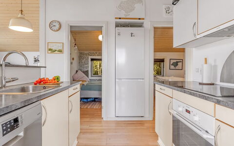 Tishon - 100M from the Sea: Køkken, Køkken Apparat, Countertop, Større Bandage, Gulvbelægning, Indretning, Træ, Loft, Møbel, Etage