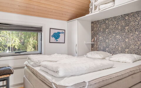 Tishon - 100M from the Sea: Indretning, Soveværelse, Seng, Sengetøj, Loft, Sengetøj, Værelse, Bed Frame, Sengetøj, Madras