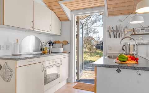 Tishon - 100M from the Sea: Køkken, Countertop, Køkken Apparat, Træ, Indretning, Gulvbelægning, Større Bandage, Møbel, Loft, Husholdningsapparat