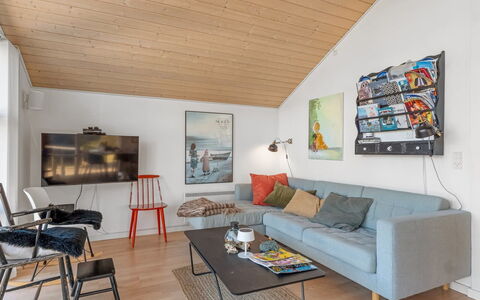 Tishon - 100M from the Sea: Indretning, Møbel, Couch, Gulvbelægning, Væg, Etage, Træ, Stue, Loft, Værelse