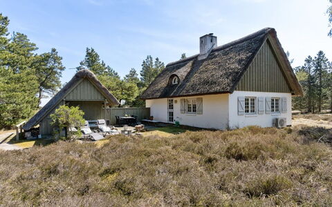 Gravers - 300M from the Sea: Svømmepøl, Udendørs Møbler, Møbel, Udvej, Flise, Eco Hotel, Skygge, Stol, Fritid, Estate